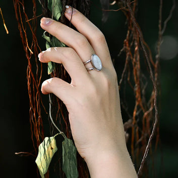 ANILLO PIEDRA LUNA OVALADA