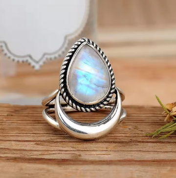 ANILLO DE PIEDRA LUNAR CON FORMA DE MEDIA LUNA