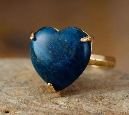 ANILLO CON PIEDRA PRECIOSA CURATIVA EN FORMA DE CORAZÓN