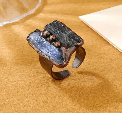 ANILLO DE LABRADORITA DE ELEGANCIA MÍSTICA